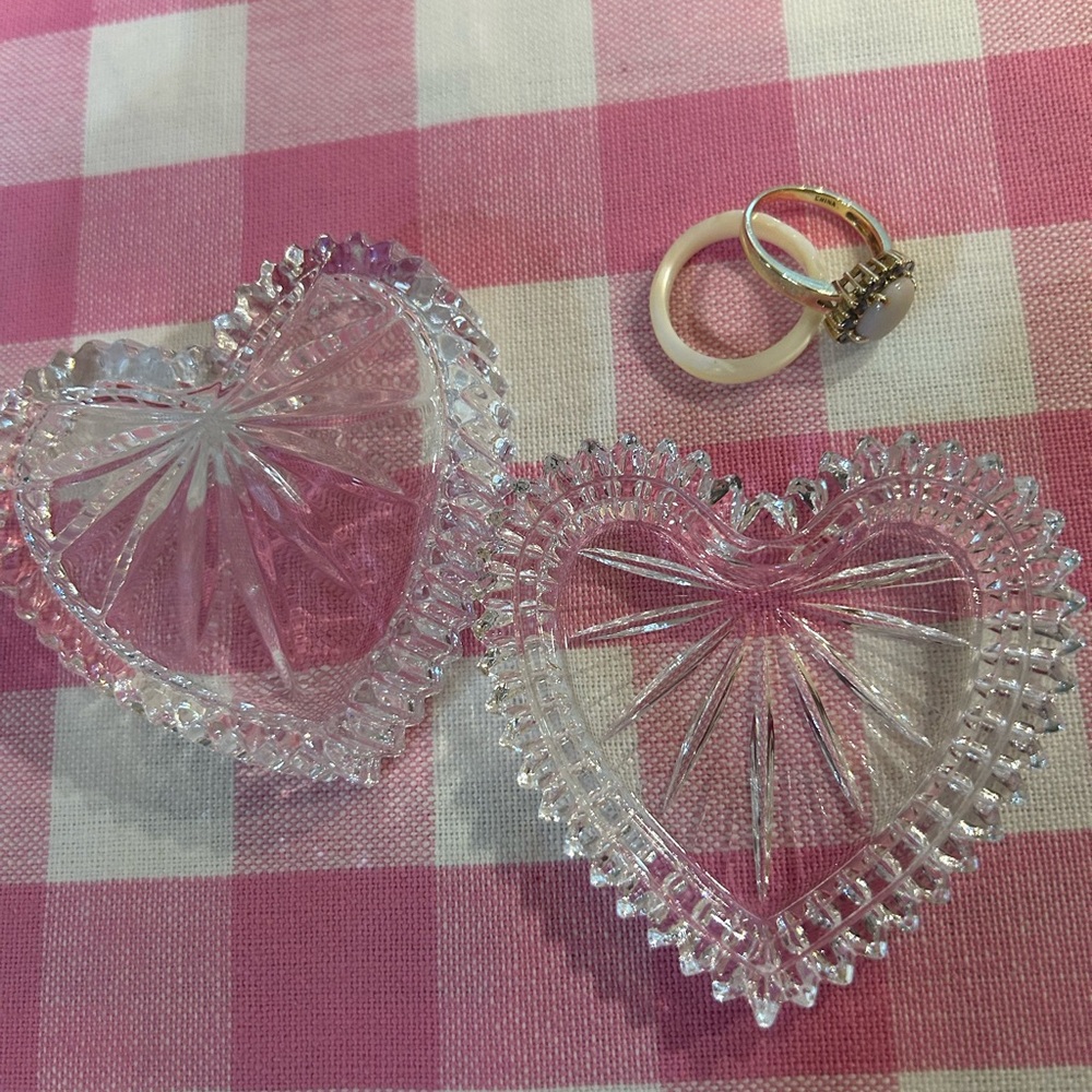 Would make the cutest Valentines Day gift.Lead Crystal heart shaped trinket box.